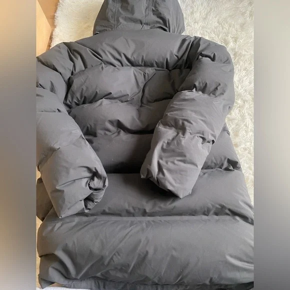 Aritzia TNA The Super Puff₂O™ Mid In Coal Grey - Picture 12 of 16